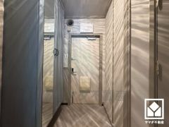 玄関にはシューズボックスを完備。家族の靴もしっかり収納できるので、玄関がいつも片付き、気持ちよくお客様を迎えられます。お出かけの前のチェックにも便利な鏡付きです。