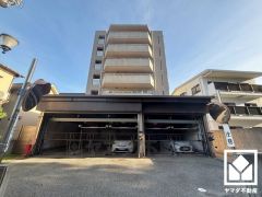 重厚感のあるファサードが、洗練された暮らしを予感させる。品格あるデザインが魅力のマンション。