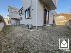 広々としたお庭があるから、子どもたちは思いきり走り回れる。休日は家族でバーベキューやプール遊びを楽しめる、笑顔あふれる住まい。