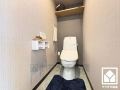 明るく清潔感溢れるトイレです。2連トイレットペーパーホルダーなのでお取替えの手間が軽減できます。
