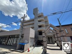 陽光に映える美しい外観。街並みに馴染みながらも、ひときわ目を引く存在感。