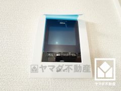 突然の来訪時でも安心なモニター付きインターホンを完備。お留守番中のお子様でも簡単に来訪者の確認ができます。