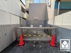 玄関にはたっぷりの収納スペースを完備。家族の靴もしっかり収納できるので、玄関がいつも片付き、気持ちよくお客様を迎えられます。ご成約でヤマダポイントプレゼント中です。お問合せお待ちしております。