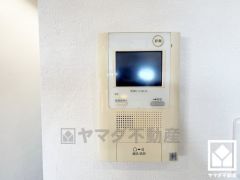 突然の来訪時でも安心なモニター付きインターホンを完備。お留守番中のお子様でも簡単に来訪者の確認ができます。