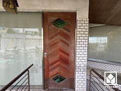 上質な暮らしを象徴する、スタイリッシュな玄関ドア。帰るたびに誇らしく思える住まいがここに。