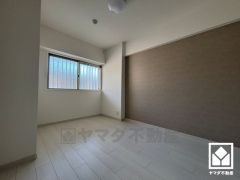 約5.8帖の洋室です。全居室に窓がございます。明るい陽光がたっぷり差し込む心地よい生活空間です。