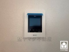 突然の来訪時でも安心なモニター付きインターホンを完備。お留守番中のお子様でも簡単に来訪者の確認ができます。