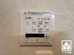 浴室暖房乾燥機付き。真冬の寒い浴室を暖かく、また雨の日の洗濯物の乾燥にと多用途に活躍する機能です。