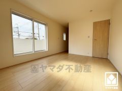 約7.8帖の2階洋室です。バルコニーにつながるお部屋で、通風・陽当たり良好。全居室に窓があり、明るい陽光がたっぷり差し込む心地よい生活空間です。