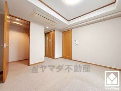 リビング・洋室は防音性、保温性に優れたカーペット敷き詰めです。防滑性、クッション性も高く、お子様やご高齢の方も安全にお住まいいただけます。