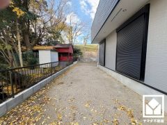 広々としたお庭があるから、子どもたちは思いきり走り回れる。休日は家族でバーベキューやプール遊びを楽しめる、笑顔あふれる住まい。