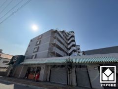 南側に山手幹線が通っています。名神高速道路の尼崎インターチェンジも車で5分圏内で西宮・神戸方面や大阪方面へも出やすく、車での移動にも便利な立地です。