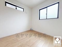 柔らかな光が差し込む洋室、快適で落ち着いた住まい。