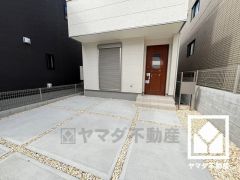 駐車スペースを並列2台分確保。重い荷物や雨の日の移動もスムーズで、快適なカーライフを実現。来客時にも便利です。