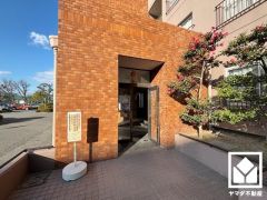 タイル張りの美しいエントランス。綺麗に整備されており、帰宅時や来客時にも気持ちの良い空間です。