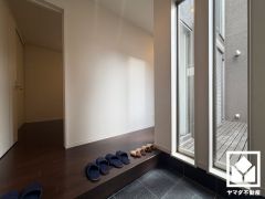 物干しスペースへと続く大きな窓から光が差し込み、外出時にも帰宅時にも、明るい気持ちになれる玄関です。