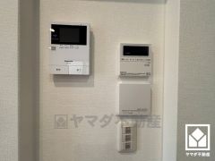 突然の来訪時でも安心なモニター付きインターホンを完備。お留守番中のお子様でも簡単に来訪者の確認ができます。