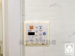 浴室暖房乾燥機付き。真冬の寒い浴室を暖かく、また雨の日の洗濯物の乾燥にと多用途に活躍する機能です。