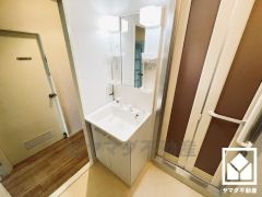 収納豊富でスッキリお使い頂ける洗面台です。洗面ボウルが広めなので、忙しい朝でも身支度がしやすく時短になります。