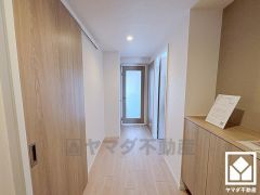 シンプルで洗練された玄関スペース。帰るたびにホッとできる、心地よい住まいの入り口。