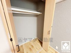 大きなクローゼットなので整理整頓しやすいです。