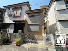 キッチンは空間を有効活用できる壁付けタイプ。