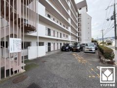 敷地内に駐車場を完備（月額10000円）。重い荷物や雨の日の移動もスムーズで、快適なカーライフを実現。空き状況等は弊社スタッフまでお気軽にお問い合わせください。