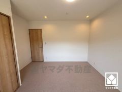 リビング・洋室は防音性、保温性に優れたカーペット敷き詰めです。防滑性、クッション性も高く、お子様やご高齢の方も安全にお住まいいただけます。