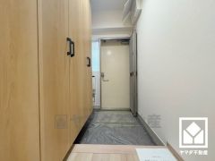 断熱・防音・防犯性の高い二重扉の玄関です。