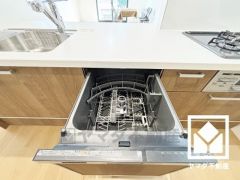 毎日の家事の負担を軽減でき、水道代の節約にもなる食器洗乾燥機付き。