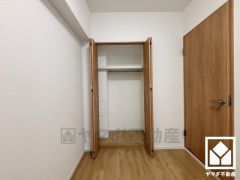 お洋服はもちろん、スーツケースなどの大物もしっかり収納できます。