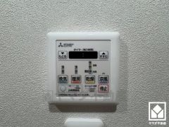 浴室暖房乾燥機付き。真冬の寒い浴室を暖かく、また雨の日の洗濯物の乾燥にと多用途に活躍する機能です。