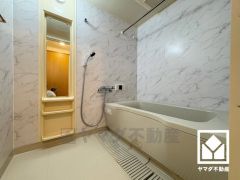 清潔感あふれる空間で、毎日のバスタイムをより快適に。真冬の寒い浴室を暖かく、また雨の日の洗濯物の乾燥にと多用途に活躍する浴室暖房乾燥機付きです。