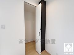 お洋服はもちろん、スーツケースなどの大物もしっかり収納できます。