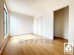 約7.5帖の2階洋室です。ウォークインクローゼット付きのお部屋で整理整頓しやすいです。