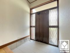 白を基調とした明るい玄関で、毎日を爽やかにスタート。広々とした開放感と清潔感あふれる空間が、訪れる人々を温かく迎えます。ベビーカーでの出入りも楽々です。