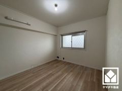 約5.5帖の洋室です。全居室に窓がございます。明るい陽光がたっぷり差し込む心地よい生活空間です。