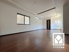広々21帖のLDKが魅力。心地よい空間が広がるリビングで、家族みんなが快適に過ごせる時間を提供。