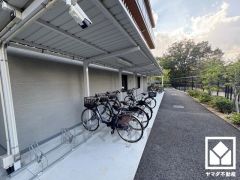 屋根付きのバイク置場もございます。雨や風、直射日光からお乗り物を守ることができます。