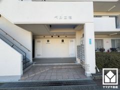 明るいエントランス。綺麗に整備されており、帰宅時や来客時にも気持ちの良い空間です。