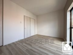 全居室に収納がございますので、お部屋の広さを最大限に活用できます。クローゼットは間取り図のサイズから半減となります。