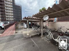 屋根付きの駐輪場・バイク置場を完備。雨や風、直射日光からお乗り物を守ることができます。