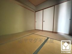 約4.5帖の和室。隣接する約6帖の和室、約11.9帖のLDKとの一体利用も可能です。