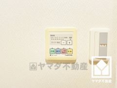 浴室暖房乾燥機付き。真冬の寒い浴室を暖かく、また雨の日の洗濯物の乾燥にと多用途に活躍する機能です。