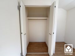 クローゼットは奥行きがあるので、収納力も申し分ありません。