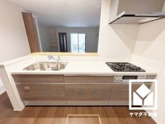 カウンターキッチンなので配膳や片付けがしやすく、お料理中でもお子様の様子が分かって安心です。人工大理石天板でお手入れもラクラクです。