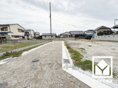 キッチンはカウンター付きの対面式。配膳や片付けがしやすく、お料理中でもお子様の様子が分かって安心です。