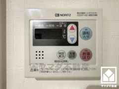 お湯はりスイッチを押し、給湯栓を開けてお湯はりをすると、設定した湯量でお湯が自動的に止まるオートストップ機能付き。（給湯栓は開いたままなので、必ず閉めてください）