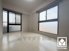 約6.6帖の東側洋室です。全居室2面採光。明るい陽光がたっぷり差し込む心地よい生活空間です。