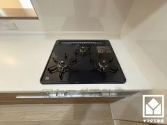 家族のごはん作りがはかどる。同時調理ができる3口コンロ付き。